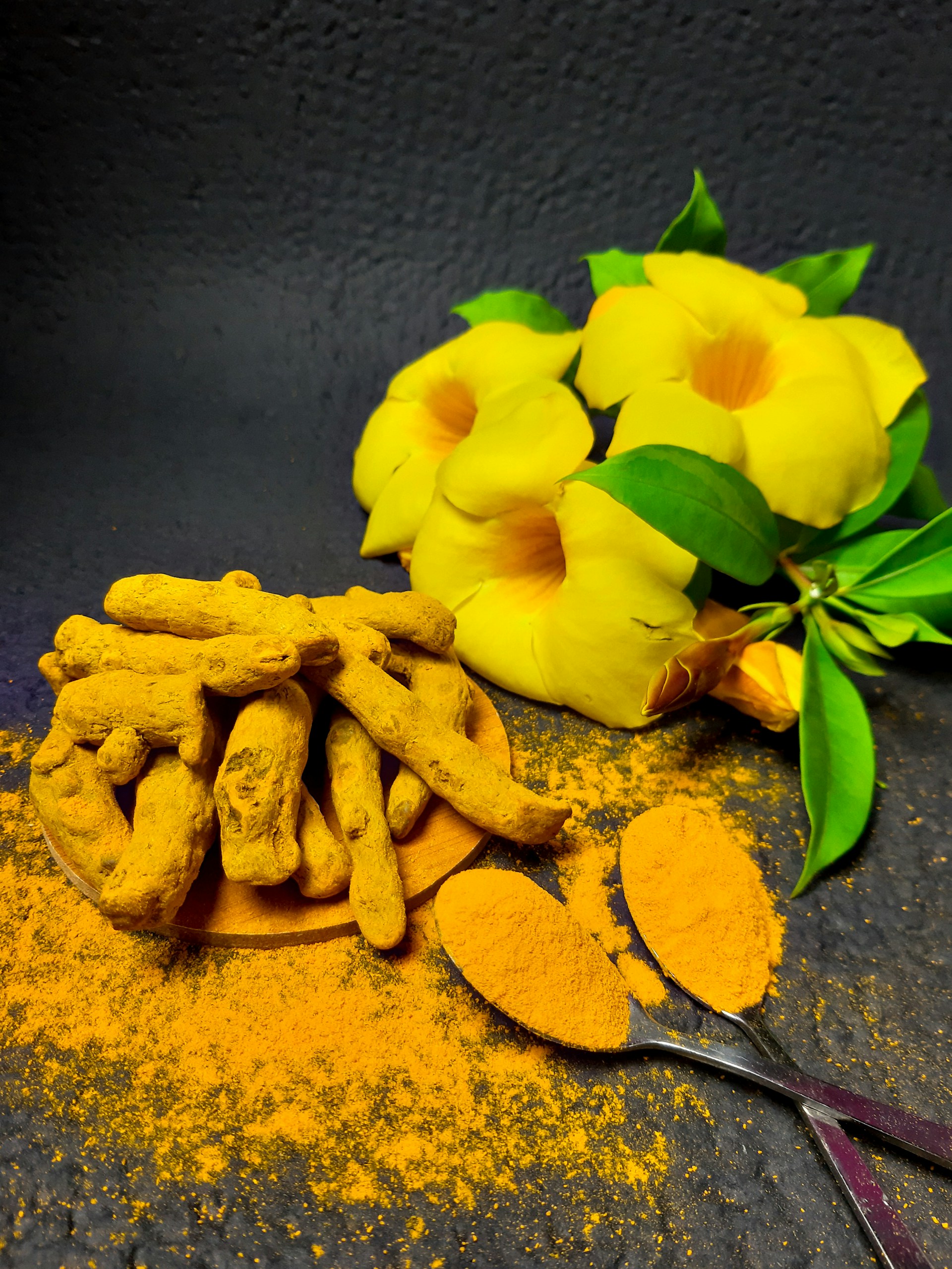 Fresh turmeric roots and ground turmeric powder symbolizing curcumin supplements with anti-inflammatory and antioxidant health benefits.